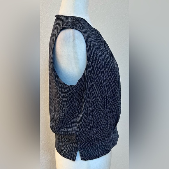 ⭐️ Derek Lam Collective Navy and White Layered Sleeveless Blouse Size 6 - Picture 4 of 13